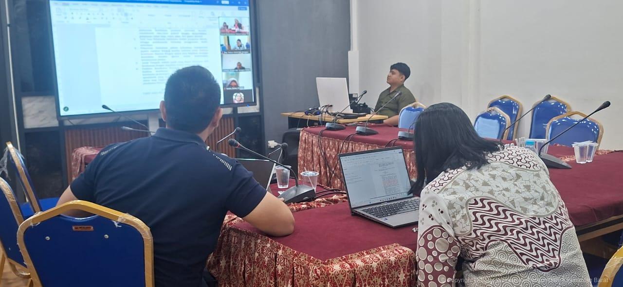 Rapat harmonisasi Rancangan Perbup Pelayanan Ambulans Puskesmas Sanggau digelar Kanwil Kemenkum Kalbar secara luring dan daring.