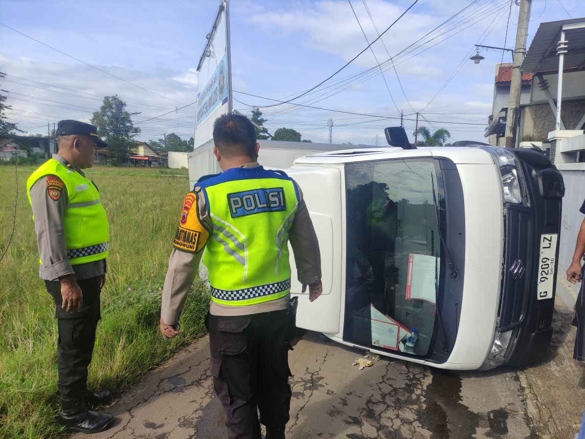 TERGULING: Mobil atau armada pengangkut MBG terguling usai menabrak pagar rumah warga di Jalan Raya Pakisputih, Kecamatan Kedungwuni, Kabupaten Pekalongan, Jumat (12/12/2025).
