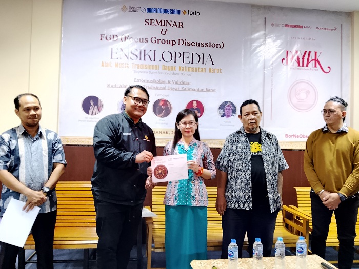 DISKUSI: Tim Bomeobserv juga melibatkan diskusi grup terpumpun dengan etnomusikolog, seniman, dan budayawan di Kalbar.