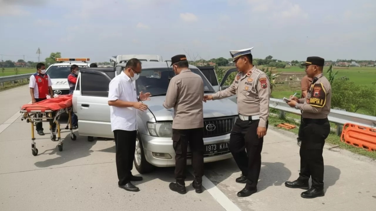 MASIH MISTERI: Tim gabungan mengevakuasi seluruh korban di dalam sebuah mobil yang berhenti di Tol Trans Jawa KM 284+800 wilayah Tegal pada Kamis (11/12) lalu.