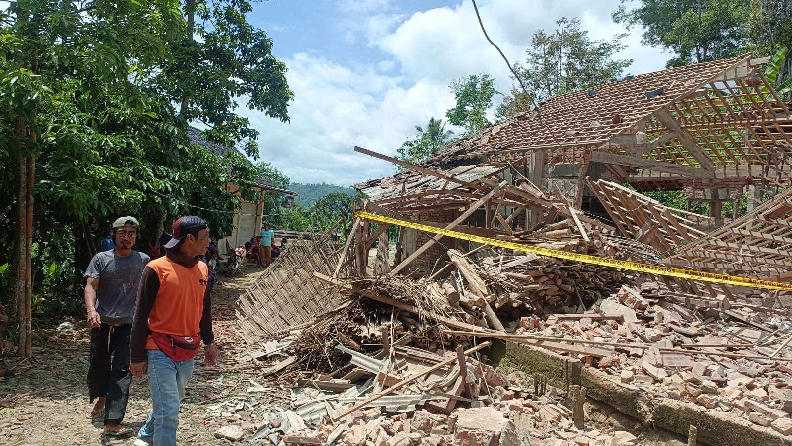 HANCUR: Seperti ini kondisi rumah warga di Dusun Semanding, Desa Tahunan Baru, Kecamatan Tegalombo, Pacitan, yang luluh lantak akibat ledakan yang diduga bersumber dari petasan kemarin (12/12).