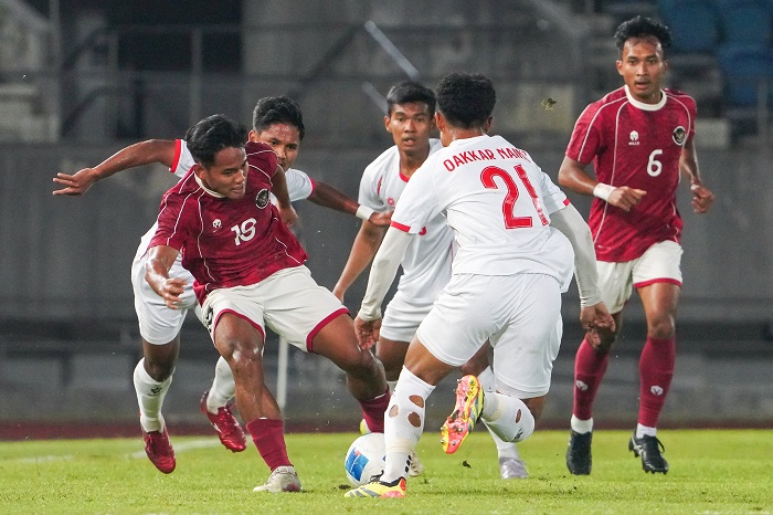 Pesepak bola Timnas Indonesia U-22 Toni Firmansyah (kiri) berupaya melewati hadangan pesepak bola Timnas Myanmar Oakkar Naing (kedua kanan) pada pertandingan babak penyisihan Grup C Sepak Bola SEA Games 2025 di The 700th Anniversary of Chiang Mai Stadium,