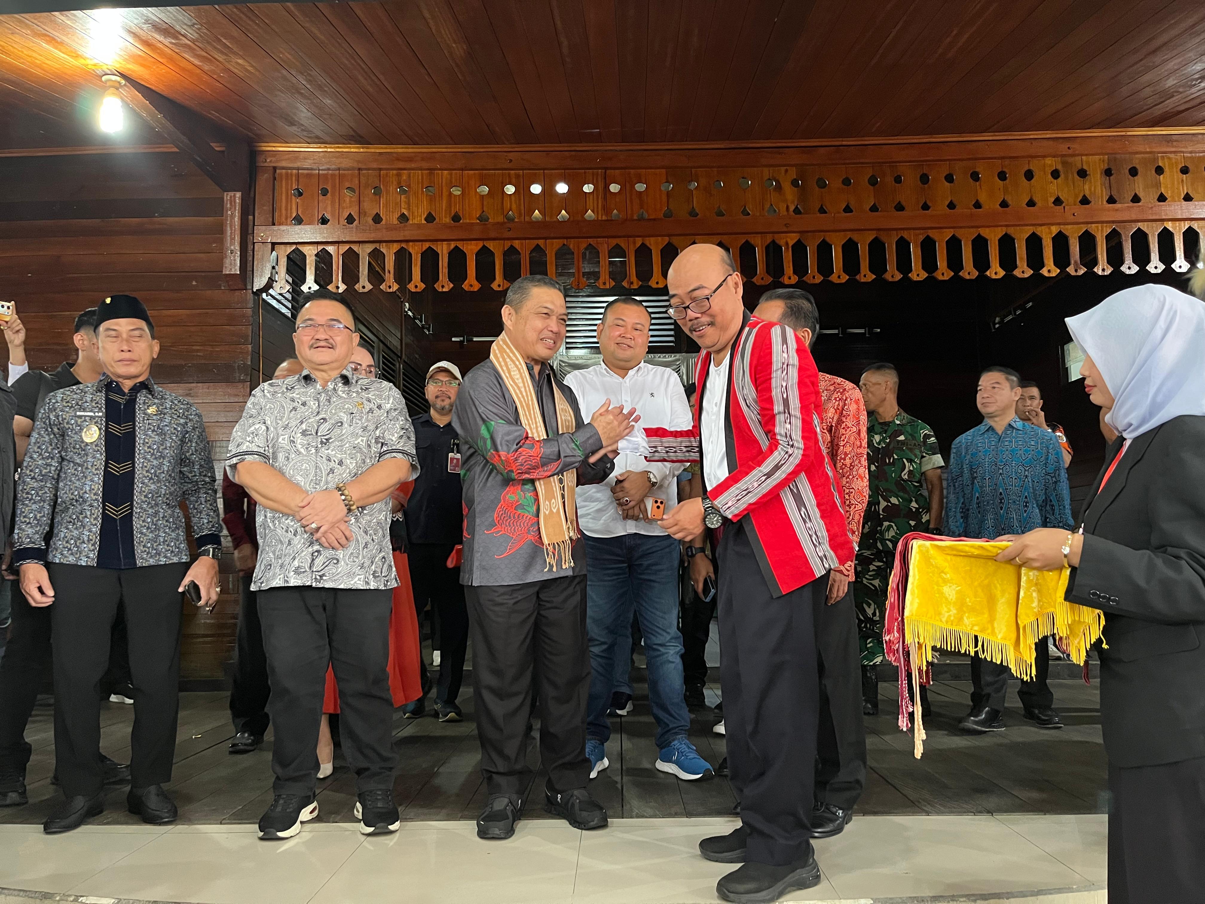 Gubernur Kalimantan Barat Ria Norsan saat menghadiri seminar percepatan pembentukan DOB Provinsi Kapuas Raya di Pendopo Bupati Sintang, Sabtu (13/12/2025).