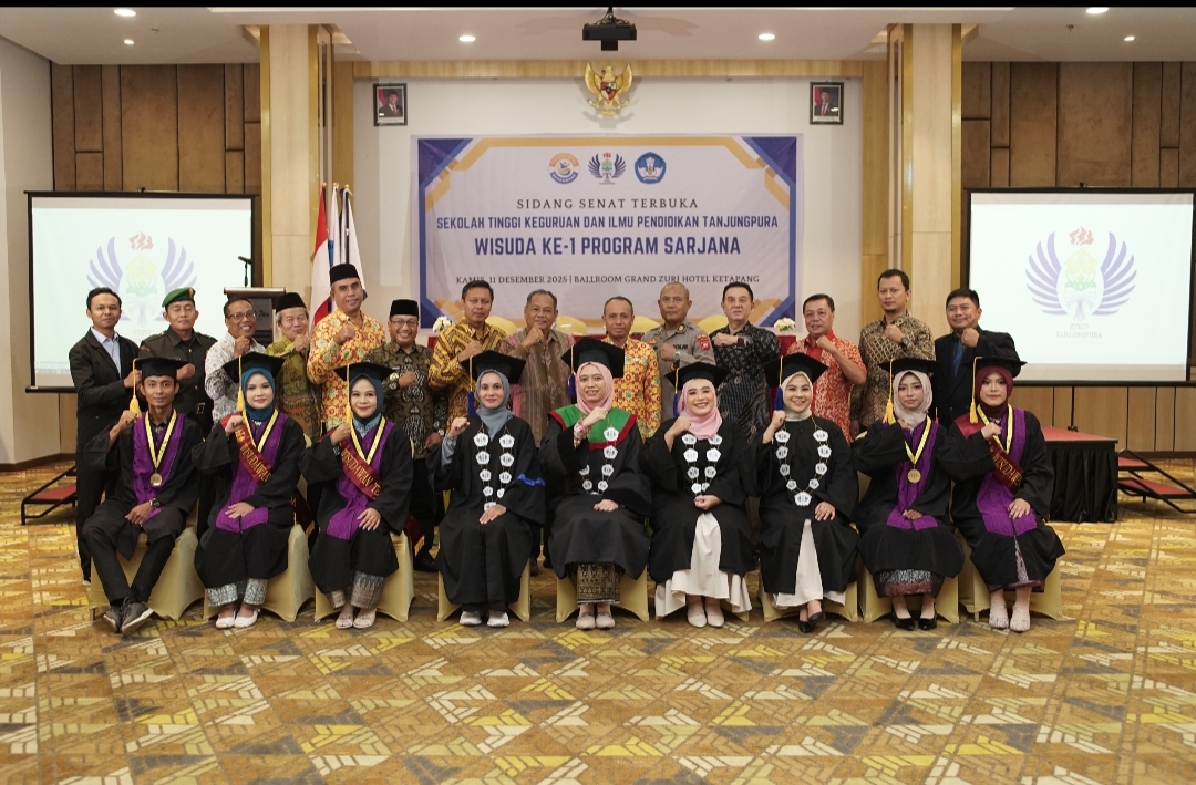 Prosesi wisuda perdana STKIP Tanjungpura Ketapang di Ballroom Grand Zuri Hotel.
