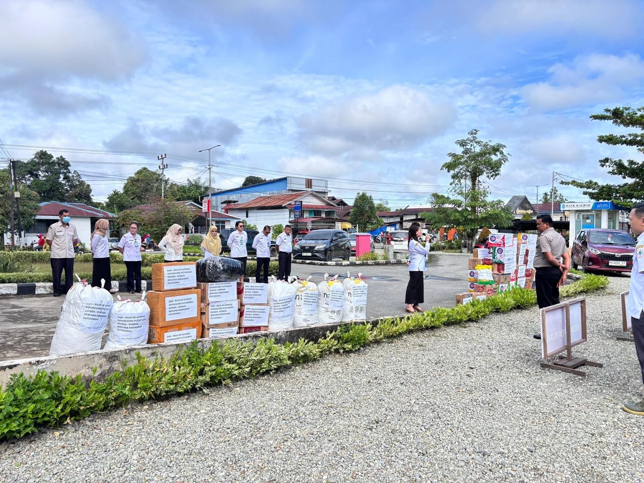 DONASI: Penggalangan donasi dari seluruh karyawan dan staf rumah sakit, untuk korban bencana di Aceh, Sumatera Utara dan Sumatera Barat.