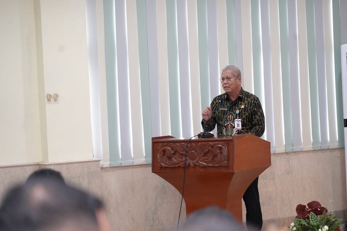 BUKA RAPAT: Sekda Kalbar Harisson membuka rapat pembinaan dan evaluasi pelayanan Samsat se-Kalimantan Barat Tahun 2025.