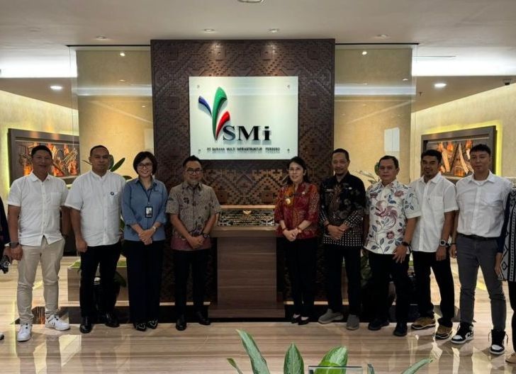 KUNKER: Wali Kota Singkawang Tjhai Chui Mie bersama jajaran Pemkot saat kunjungan kerja ke PT SMI di Jakarta.
