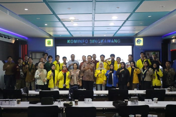 DIALOG: Peserta dialog publik mengikuti diskusi strategi komunikasi pemerintah yang digelar Diskominfo Singkawang.
