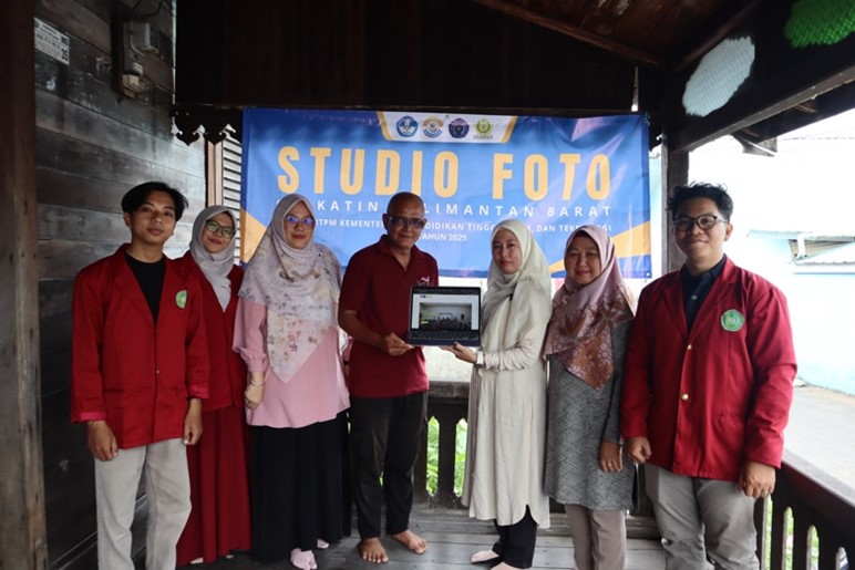 Penyerahan Studio Foto kepada Mitra Gerkatin Kalbar.