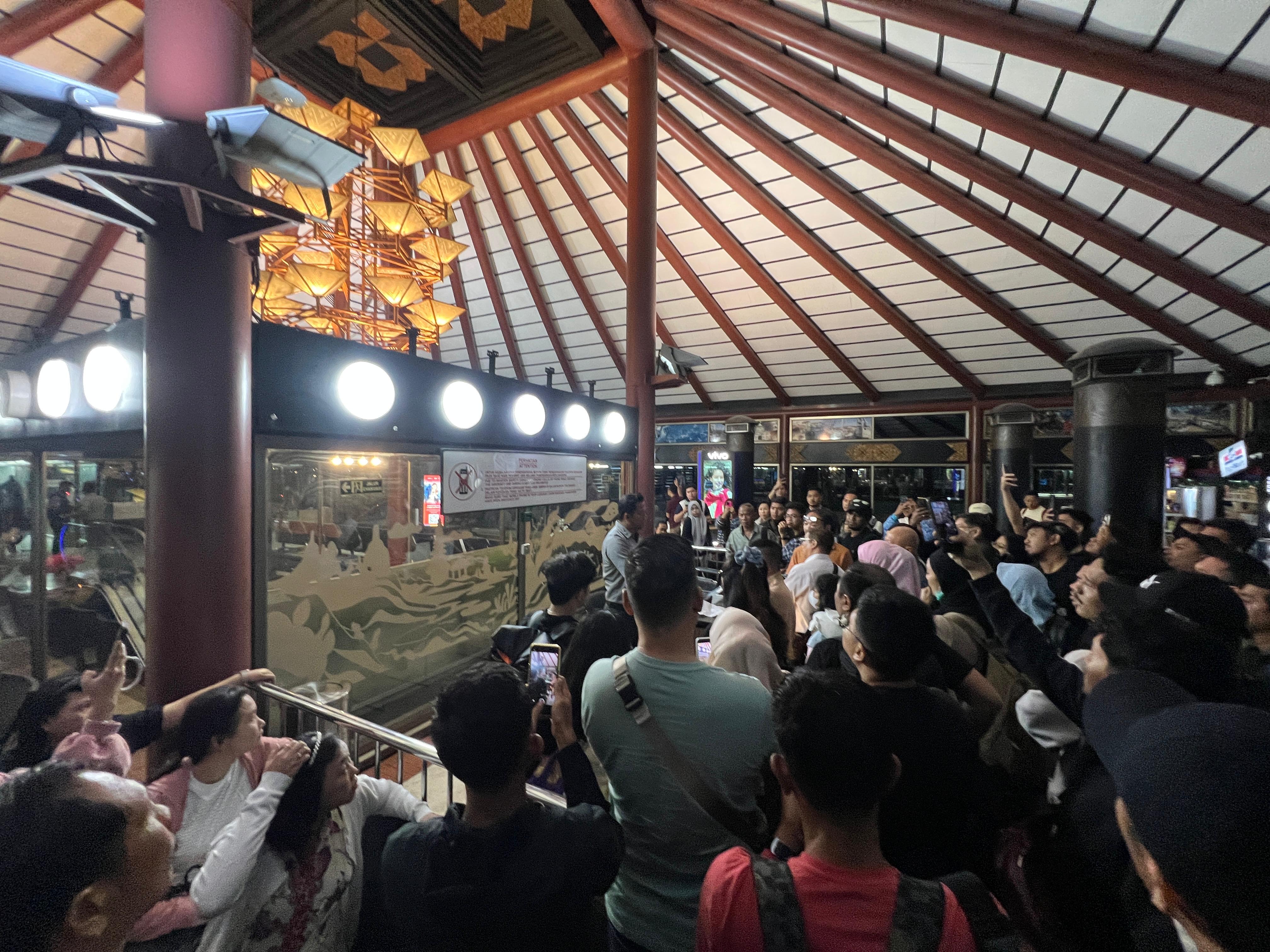 Penumpang penerbangan Super Air Jet IU690 tujuan Pontianak terlibat adu argumen di area boarding gate E-5 Bandara Soekarno-Hatta akibat delay berjam-jam, Minggu malam.