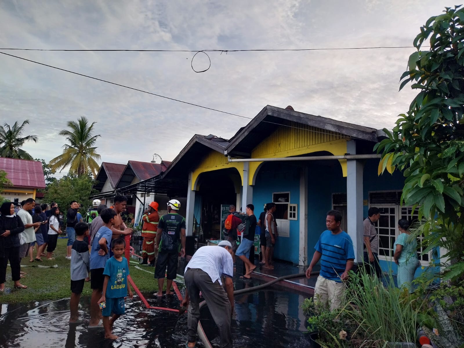 Suasana usai kebakaran di sebuah rumah di Gg Margodadirejo I, Jalan HM Suwignyo, Kecamatan Pontianak Kota.