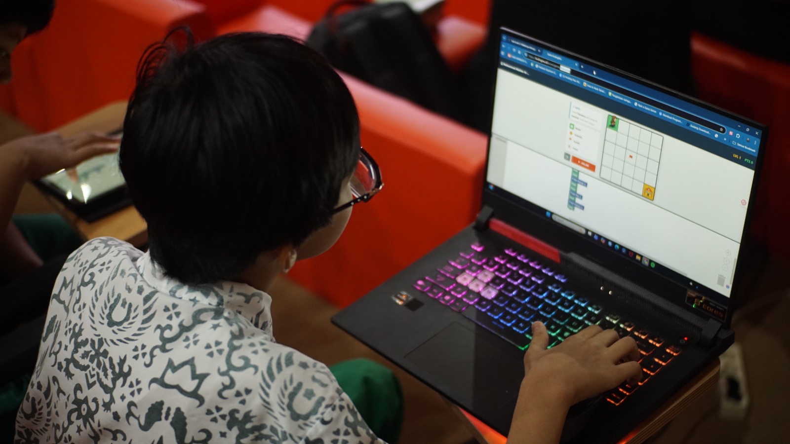 KOMPUTASIONAL : Seorang siswa tengah mencoba menggunakan aplikasi KodingMu. Aplikasi berbasis web ini dapat diakses oleh siapa saja yang ingin melatih kemampuan komputasional