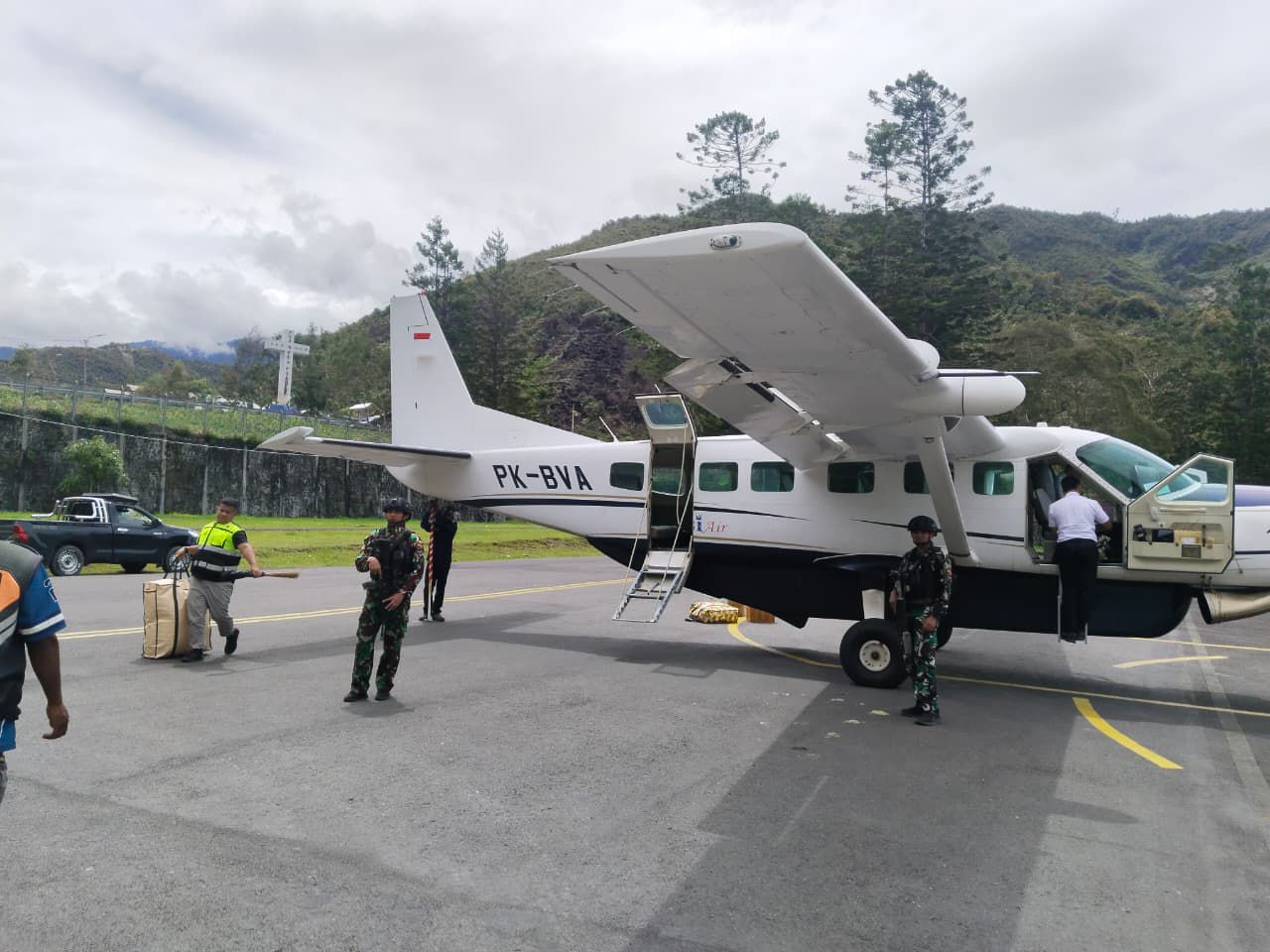 Pengamanan ketat di Bandara Mulia jelang Nataru, Satgas Korpasgat pastikan penerbangan aman dan lancar.