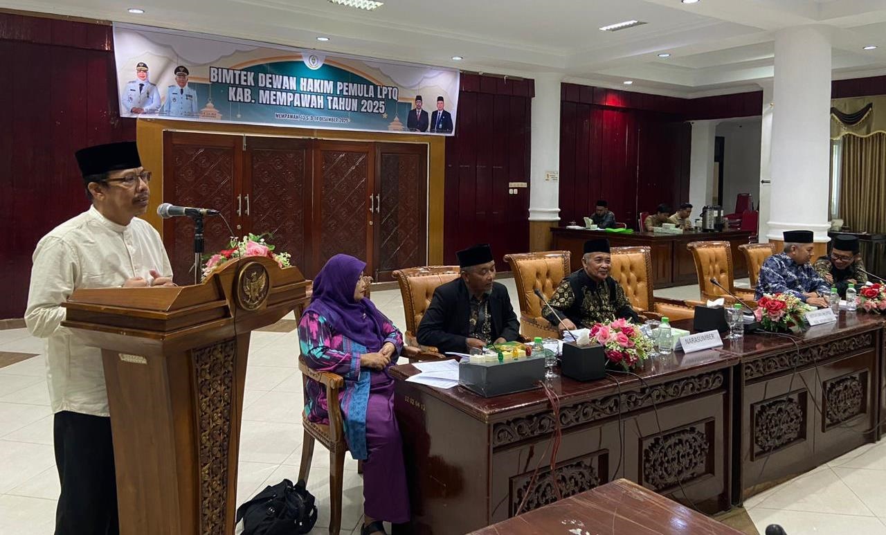 BUKA BIMTEK: Sekda Ismail saat membuka Bimtek dewan hakim pemula.