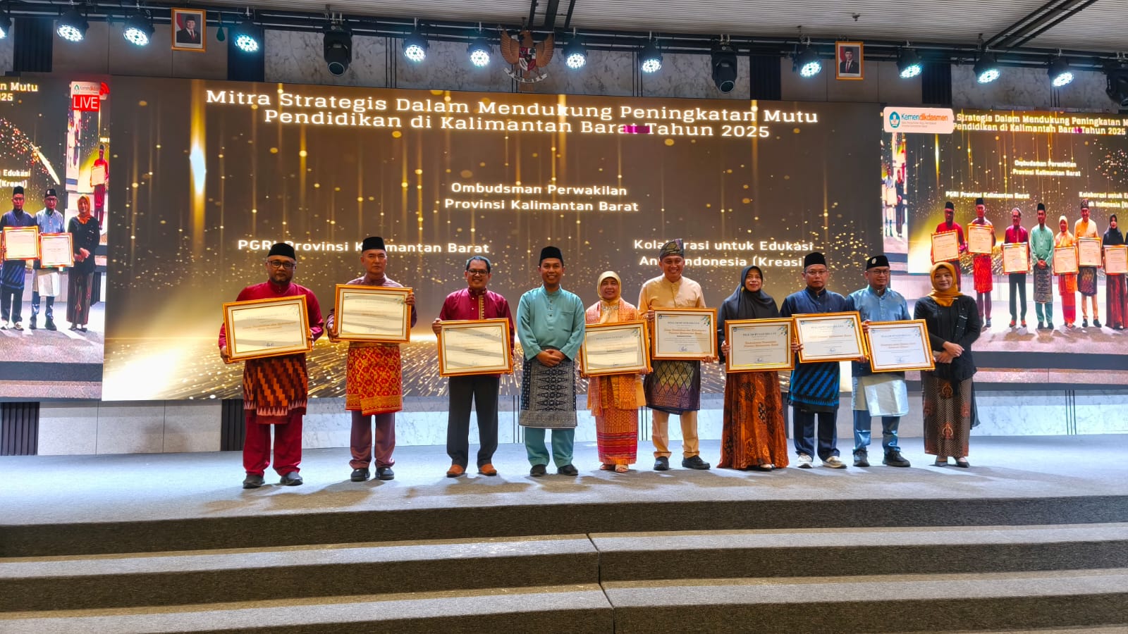 APRESIASI : Kegiatan BPMP Kalbar Award 2025 menjadi ajang apresiasi bagi pemerintah daerah atas komitmennya dalam menjaga mutu pendidikan, yang digelar di Hotel Golden Tulip Pontianak, Sabtu (13/12).