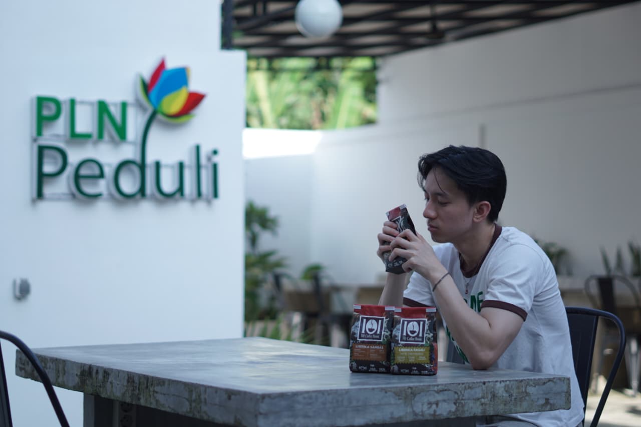 Kopi khas Kalimantan Barat kini hadir dalam kemasan 250 gram. Tersedia di 101 Coffee House  pilihan tepat untuk oleh-oleh atau buah tangan istimewa dari Bumi Khatulistiwa.