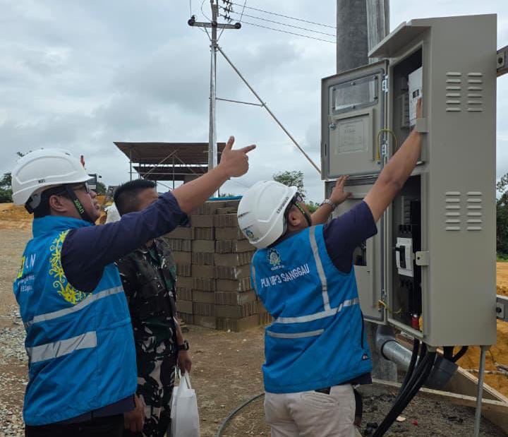 Manager PLN UP3 Sanggau, Hendy Gita Wedhatama (pertama kiri) sedang melakukan pemeriksaan KWh Meter bersama  Komandan Yonif TP 833/Bumi Daranante Mayor Infanteri Riska Imron Rosadi, S.I.P.