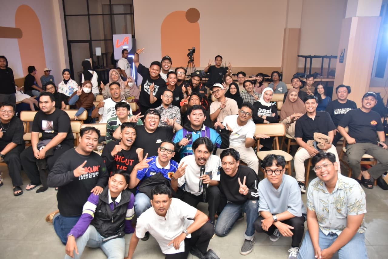 KOMEDI : Komunitas Stand Up Comedy Pontianak menampilkan pertunjukan bertema &ldquo;Vini, Vidi, Punchy&rdquo; sebagai penutup rangkaian kegiatan sepanjang 2025, sekaligus refleksi perjalanan dan semangat menyongs