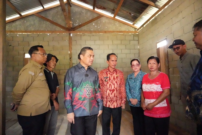 BEDAH RUMAH: Gubernur Kalimantan Barat, Ria Norsan bersama Bupati Sintang dan jajaran meninjau pembangunan Program Bantuan Bedah Rumah di Desa Mekar Jaya, Kecamatan Sintang Kota, Sabtu (13/12/2025).