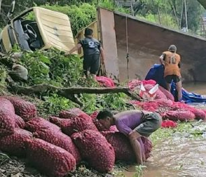 Dump truk mengalami kecelakaan dan masuk jurang di Penyaladi Sanggau.