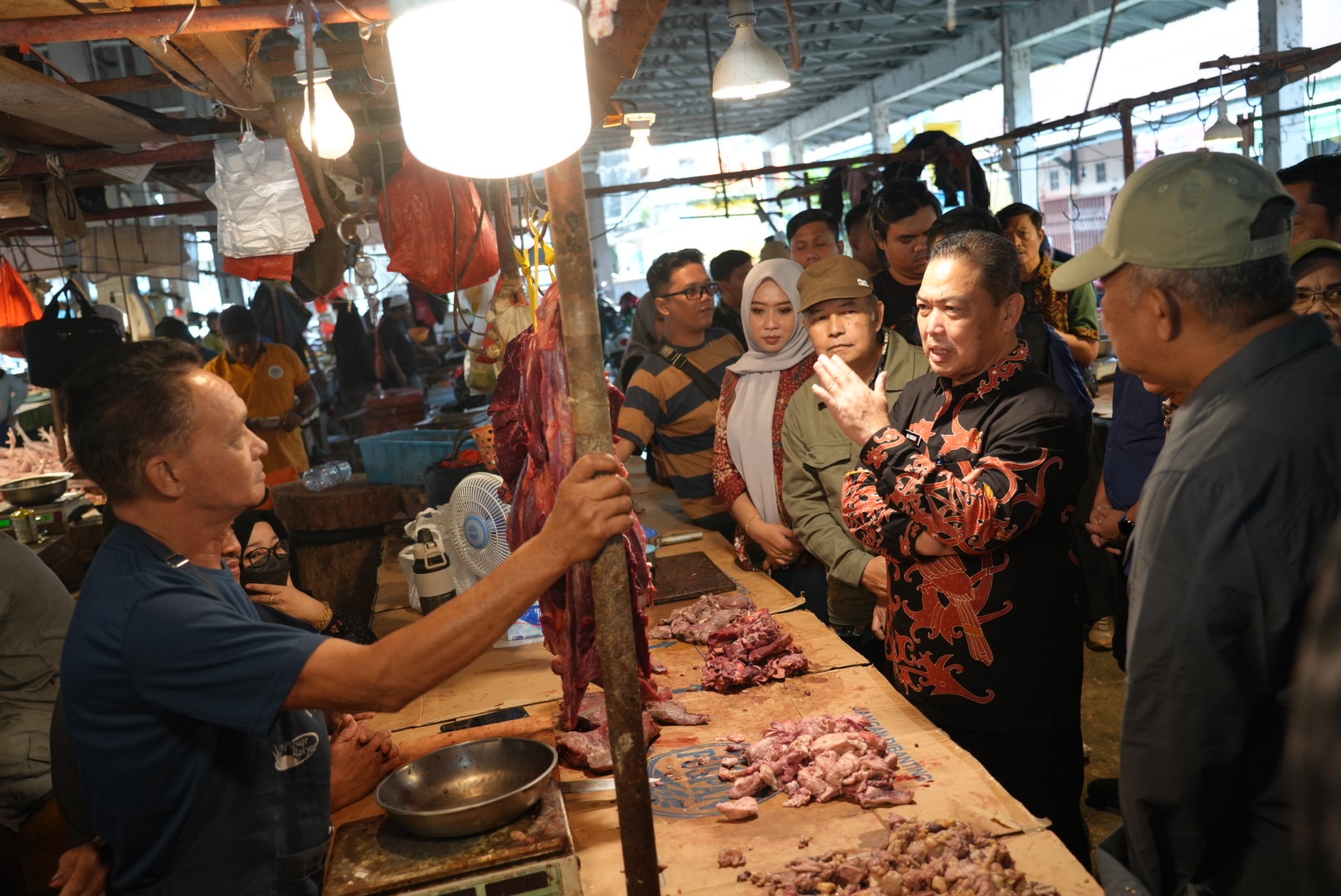 BERDIALOG: Gubernur Kalimantan Barat Ria Norsan saat berdialog dengan pedagang di Pasar Masuka terkait bapok dan harga jelang Natal dan Tahun Baru.