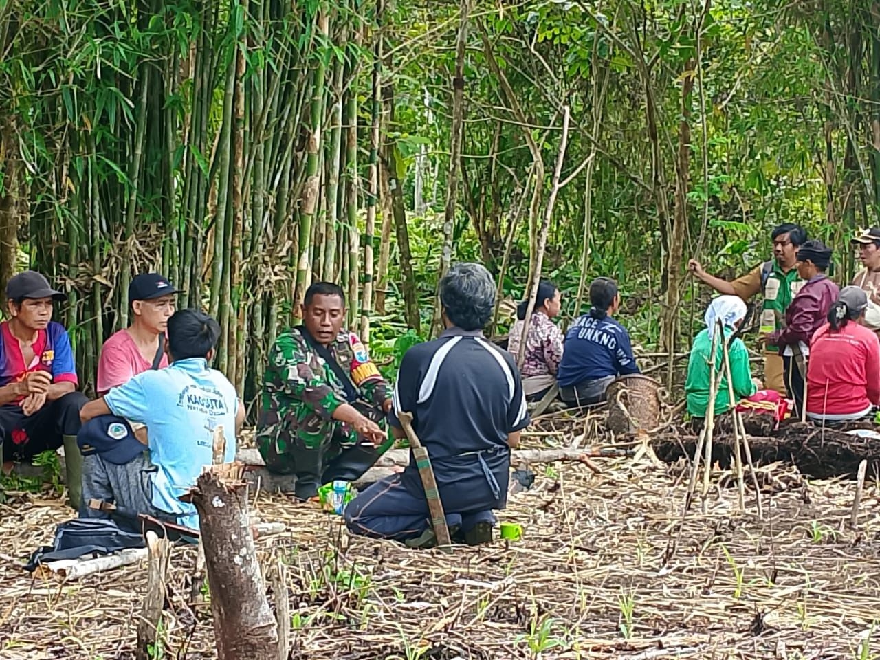 DIALOG: Pj. Danramil 1206-12/Kalis Serma Abdul Hamid berdialog dengan warga saat meninjau lahan perkebunan di Desa Nanga Danau, Kecamatan Kalis, Kapuas Hulu.