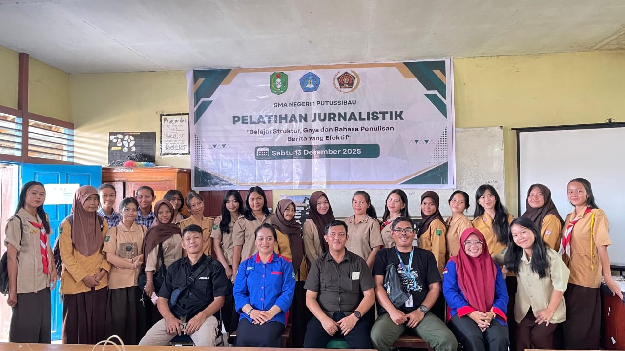 DIABADIKAN: Foto bersama pelatihan Jurnalistik yang digelar SMAN 1 Putussibau menggandeng PWI Kapuas Hulu