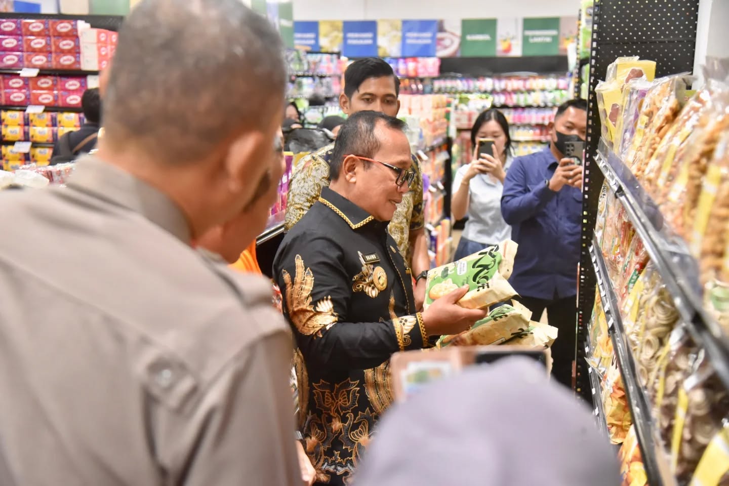 Bupati Kubu Raya, Sujiwo, saat meresmikan Gerai Ligo Market di Desa Kuala Dua, Kecamatan Sungai Raya, sebagai bagian dari upaya mendorong investasi daerah.