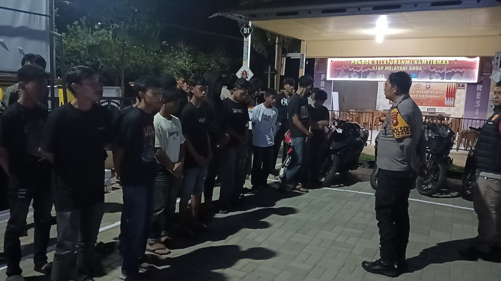 PEMBINAAN : Kapolsek Delta Pawan, IPDA Chepry Perahera, membarikan teguran sebagai bentuk pembinaan kepada remaja yang terjaring razia, Sabtu (13/12) malam.