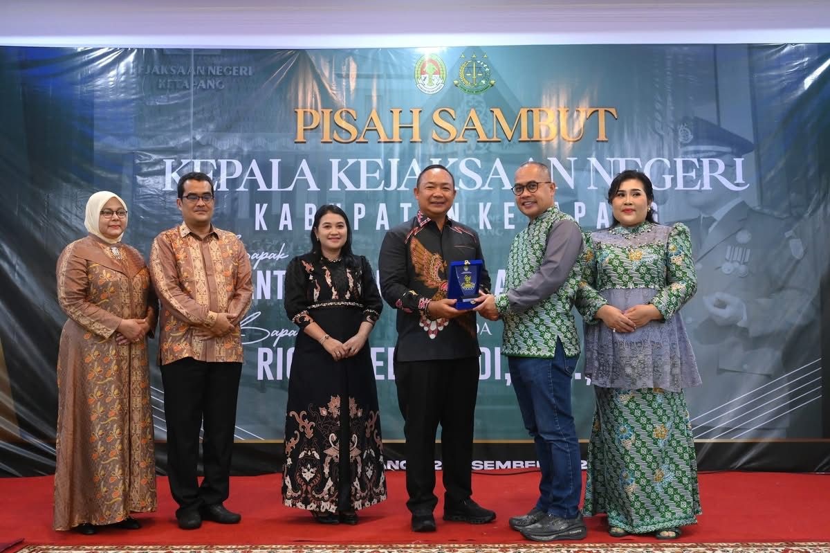CINDERAMATA: Bupati Ketapang, Alexander Wilyo, memberikan batu kecubung kepada Anthony Nainggolan, Jumat (12/12) malam.