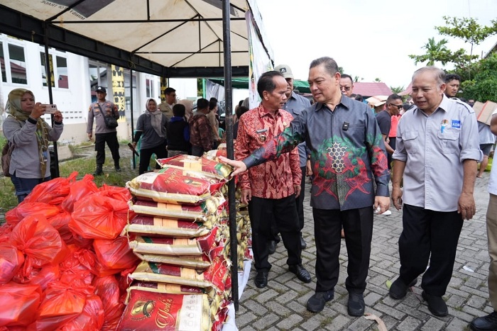 PANGAN MURAH: Gubernur Kalimantan Barat, Ria Norsan, didampingi Bupati Sintang Gregorius Herkulanus Bala, secara resmi membuka Gerakan Pangan Murah (GPM) di Komplek Pemda Balai Kenyalang, Kabupaten Si