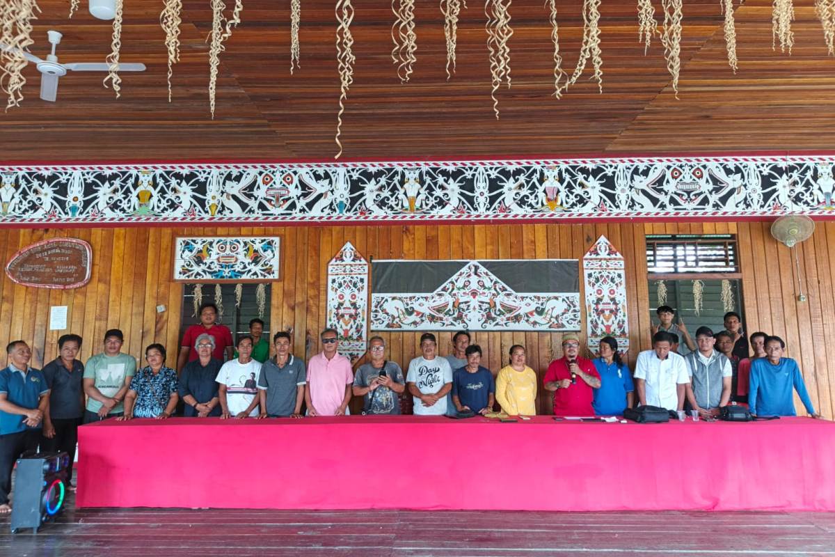 Masyarakat DAS Mendalam Kapuas Hulu saat menyatakan sikap menolak perkebunan sawit PT KAP.