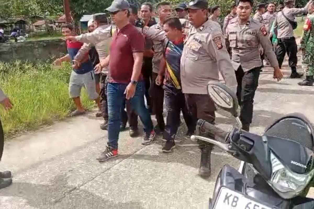 Kericuhan terjadi antara masyarakat dan anggota Ormas saat pertemuan dengan Forkompincam Bika Kabupaten Kapuas Hulu pada Minggu (14/12).