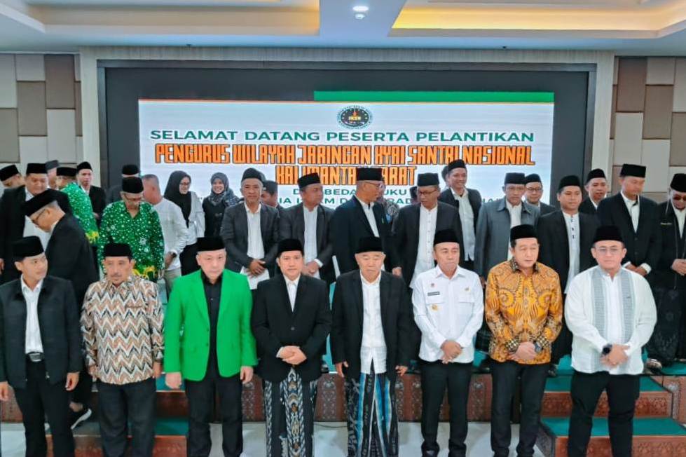 Foto bersama usai pelantikan Pengurus Jaringan Kebangsaan Santri Nasional Kalimantan Barat.
