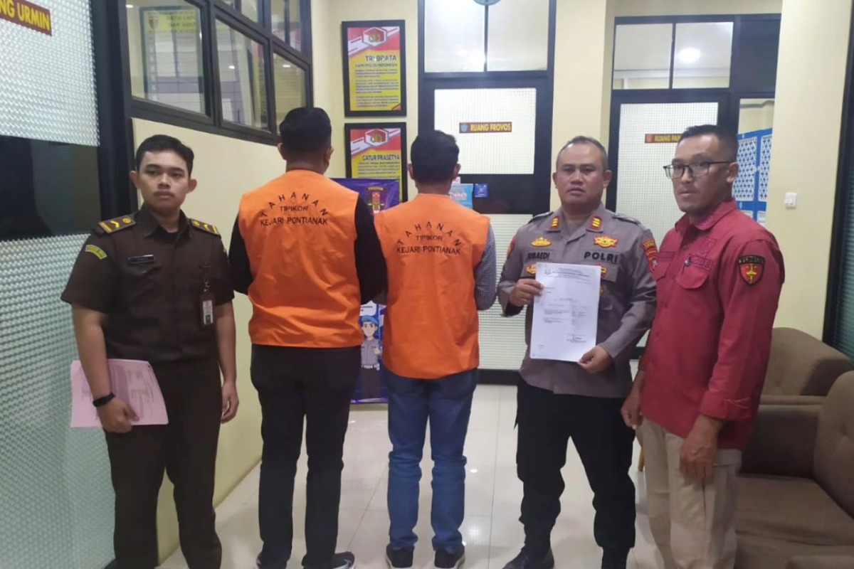 Dua anggota Polresta Pontianak berpakaian tahanan yang diduga terlibat dalam perkara korupsi dana KUR Bank BRI cabang pembantu Sungai Kakap Kubu Raya.