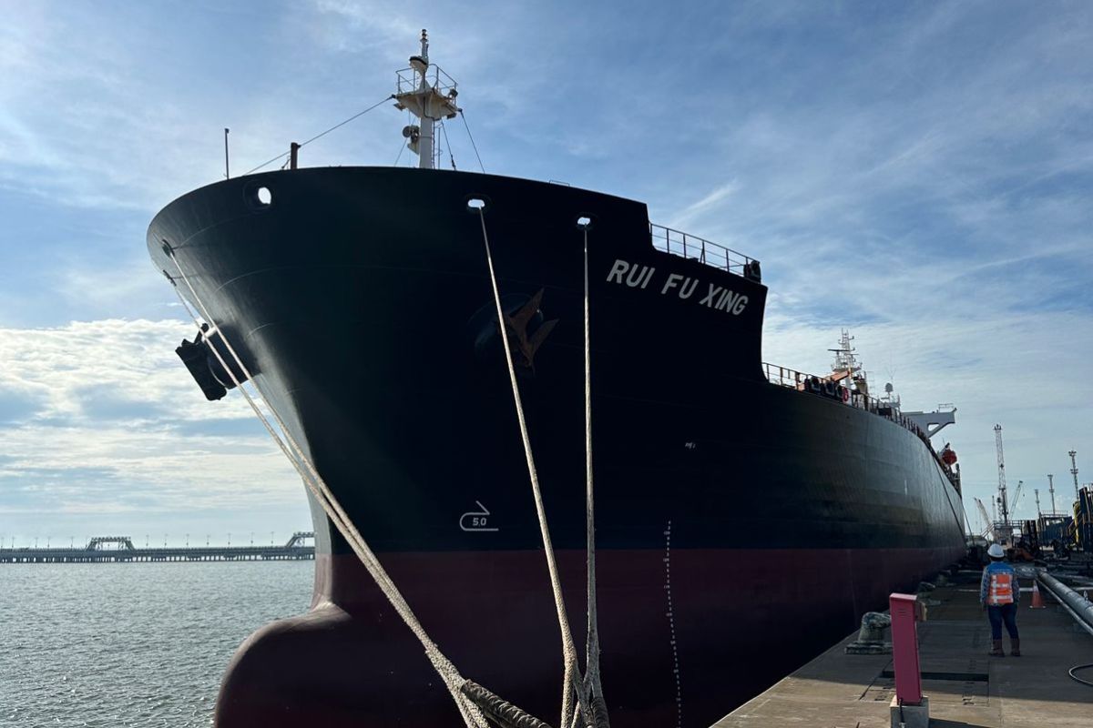 Kapal MT Rui Fu Xing yang membawa produk turunan CPO dari Pelabuhan Kijing.