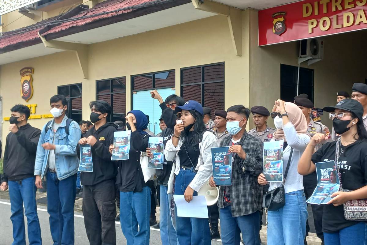 Aksi solidaritas terhadap Ketua Adat Dusun Lelayang Fendy Sesupi yang digelar di halaman Mapolda Kalbar, Senin (15/12).