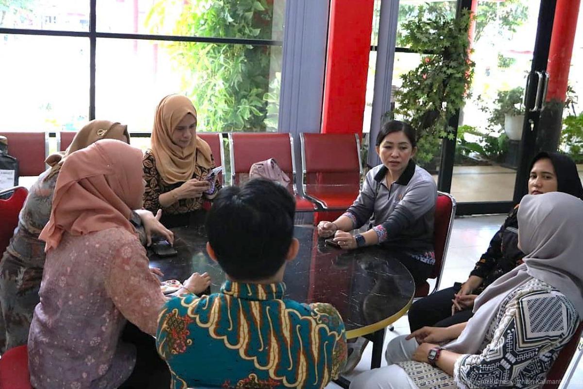 Kanwil Kemenkum Kalbar menggelar sosialisasi monitoring dan evaluasi pelaksanaan harmonisasi raperda ke Bapemperda DPRD Sanggau pada Jumat (12/12).