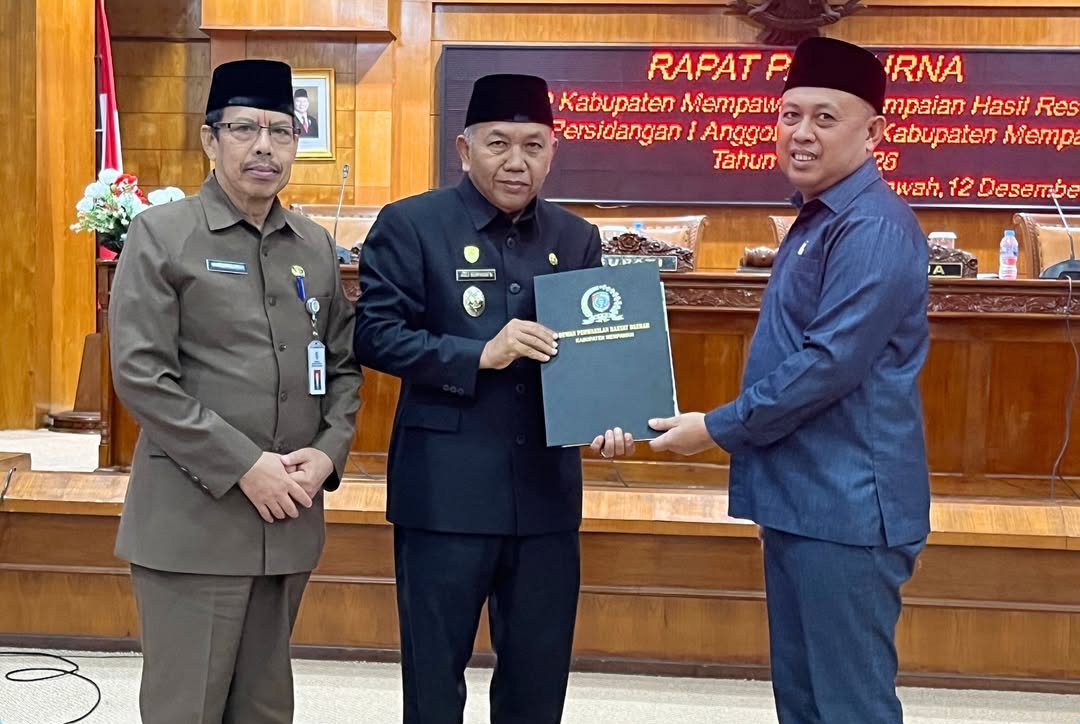 DRAF: Wabup Juli menerima draf hasil reses I Anggota DPRD Mempawah.