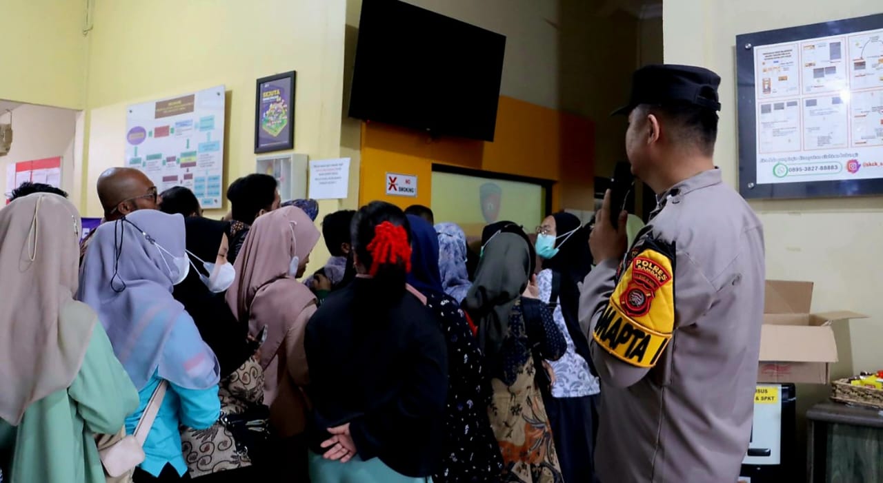 Petugas Polres Sambas memberikan arahan kepada warga yang antre untuk mengurus pembuatan SKCK di kantor Polres.
