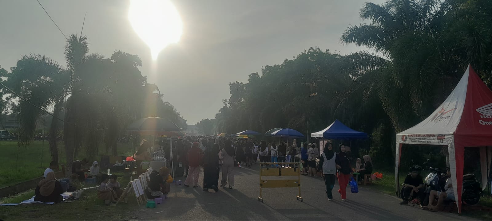 Kegiatan para pedagang di area CFD menjadi daya tarik pengunjung.