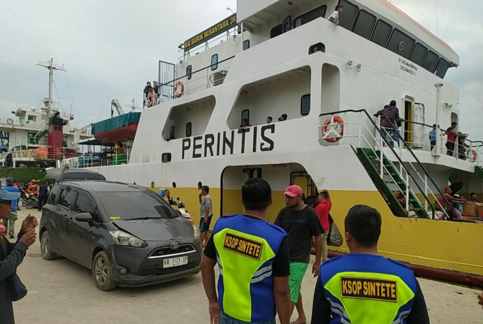 Kondisi Pelabuhan Sintete saat pemeriksaan penumpang. Diprediksi jelang Natal dan tahun baru ada lonjakan penumpang.