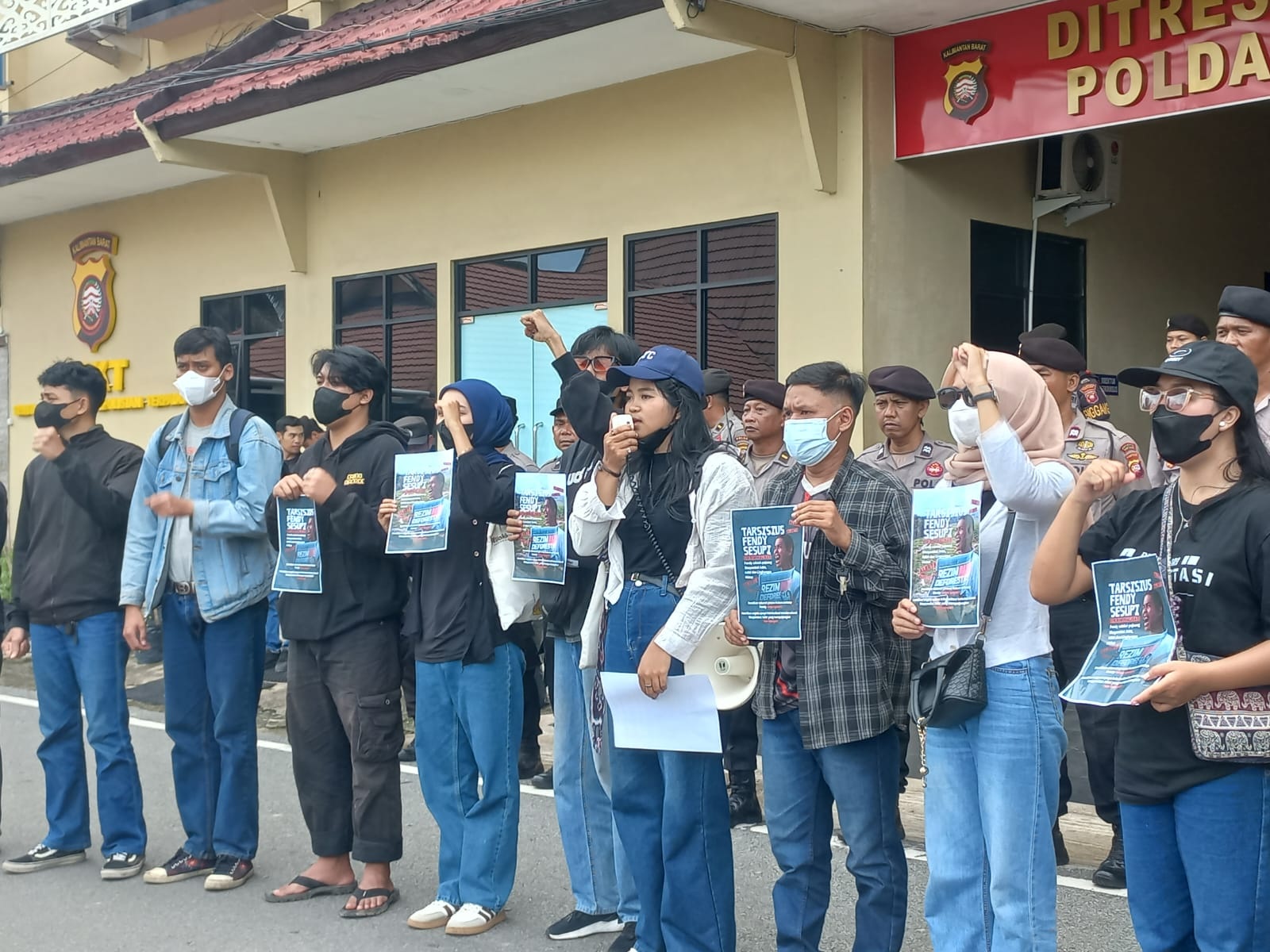 AKSI SOLIDARITAS: Sejumlah warga memberikan dukungan moril terhadap Ketua Adat Dusun Lelayang Fendy Sesupi dengan menggelar aksi di halaman Mapolda Kalbar, Senin (15/12).