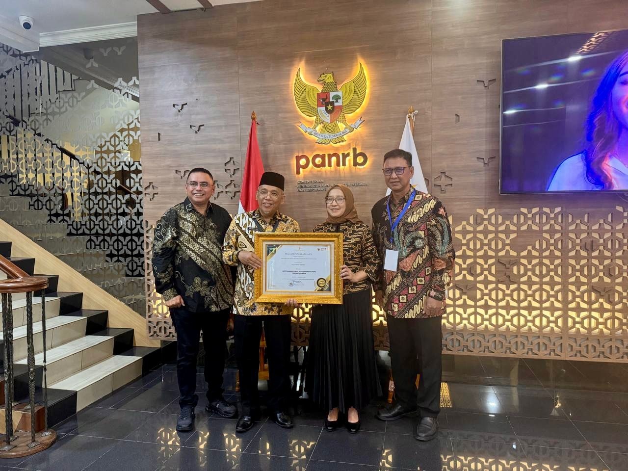 PENGHARGAAN: Sekretaris Daerah Kota Pontianak Amirullah yang juga selaku Dewan Pengawas PDAM Tirta Khatulistiwa saat menerima piagam penghargaan dari Kemenpan-RB.