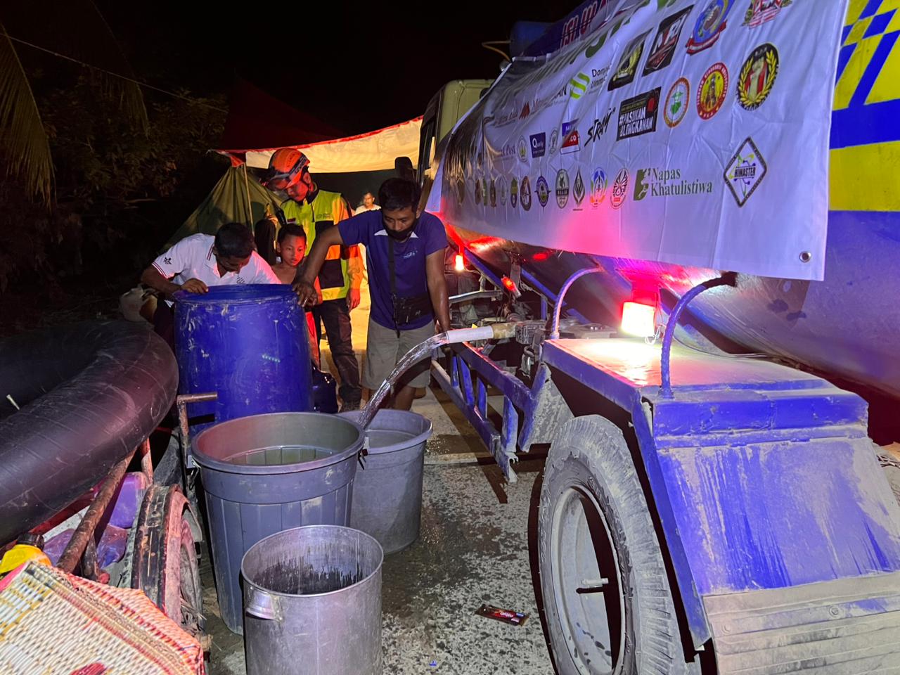 BERI BANTUAN: Dompet Ummat Kalbar bekerja sama dengan Pontianak Post mendistribusikan bantuan kemanusiaan bagi warga terdampak banjir di Sumatera. Bantuan tersebut mulai dari pemasangan WiFi dan gense