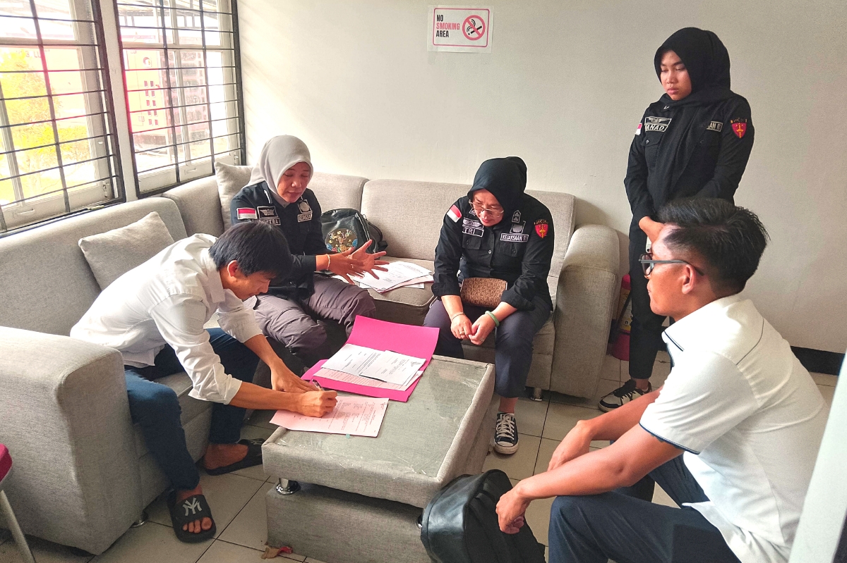 Kejati Kalbar menyerahkan RS, tersangka tipikor  pengadaan tanah bank milik Pemda Kalbar beserta barang bukti ke Jaksa Penuntut Umum, Selasa (16/12).