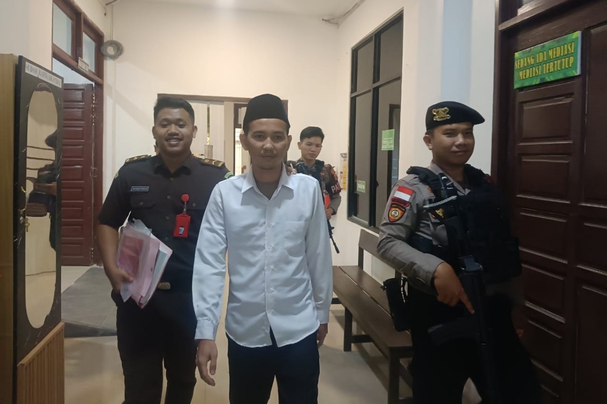 Fajar Sidik Terdakwa kasus penipuan saat usai mengikuti persidangan di Pengadilan Negeri Putussibau.