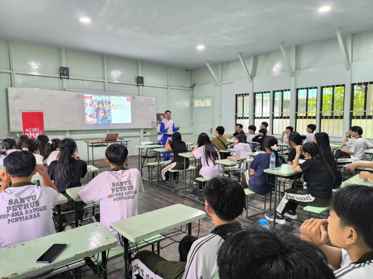 Edukasi keselamatan berkendara di SMA Santu Petrus Pontianak oleh Astra Motor Kalbar.