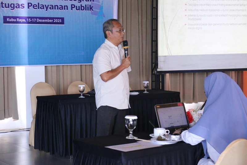 Salman Busrah, Direktur Utama Pontianak Post Grup, memberikan materi tentang peran media dalam mendukung program ekonomi biru dan pemberdayaan masyarakat pesisir di BPSPL Pontianak.