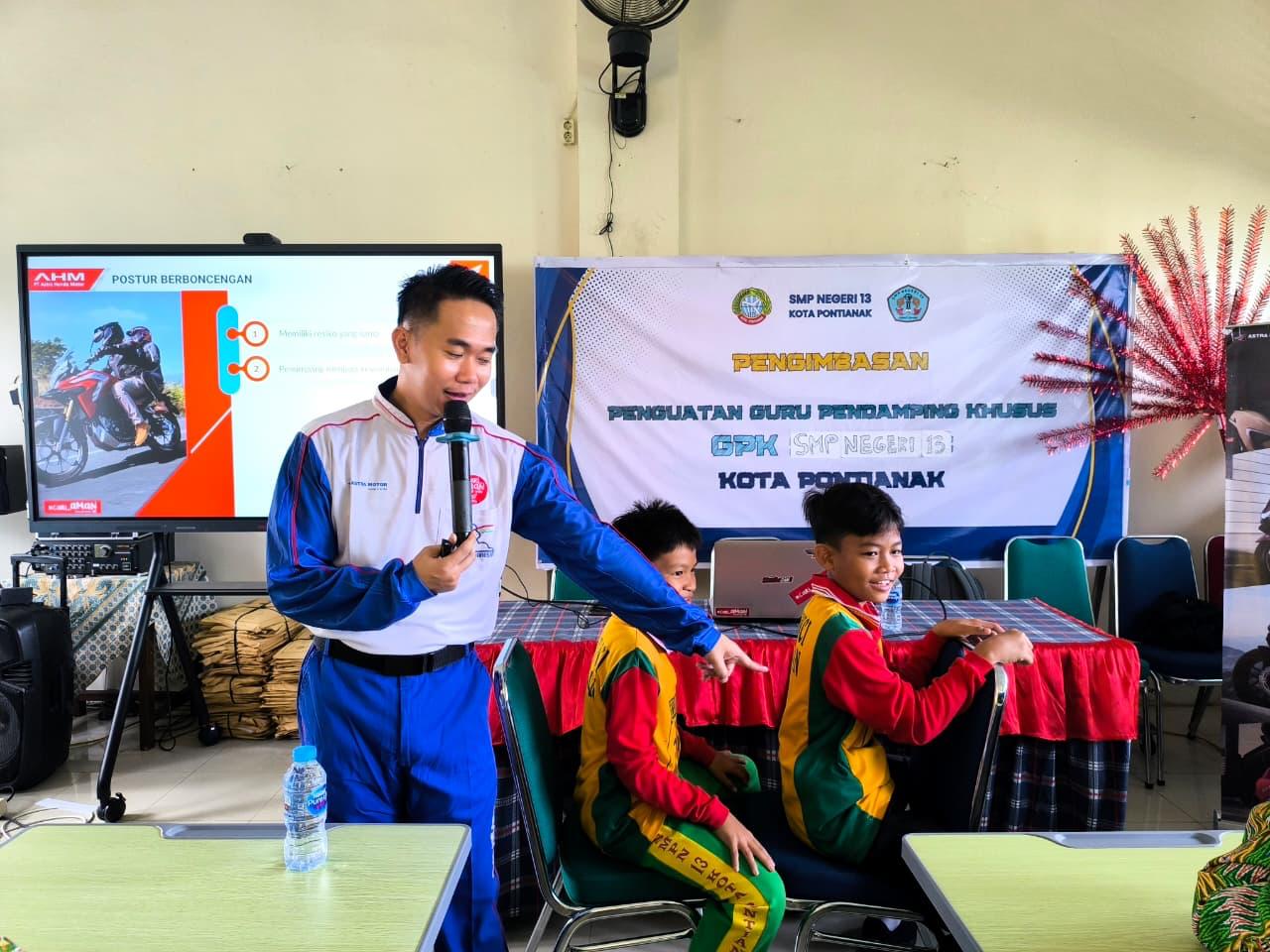 Astra Motor Kalimantan Barat menggelar penyuluhan keselamatan berkendara bagi siswa SMP Negeri 13 Pontianak.